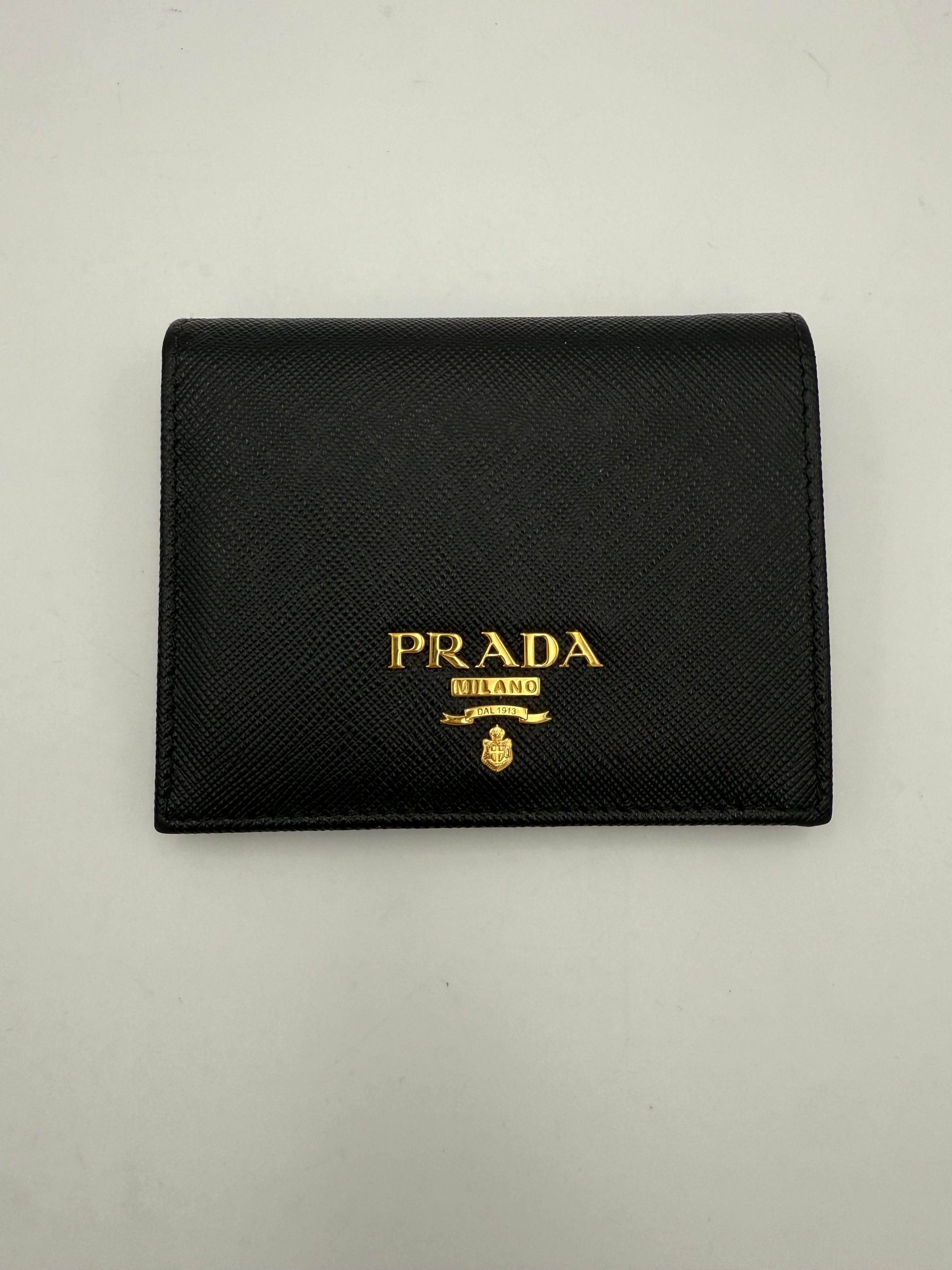 PRADA - Portafoglio compatto in Saffiano