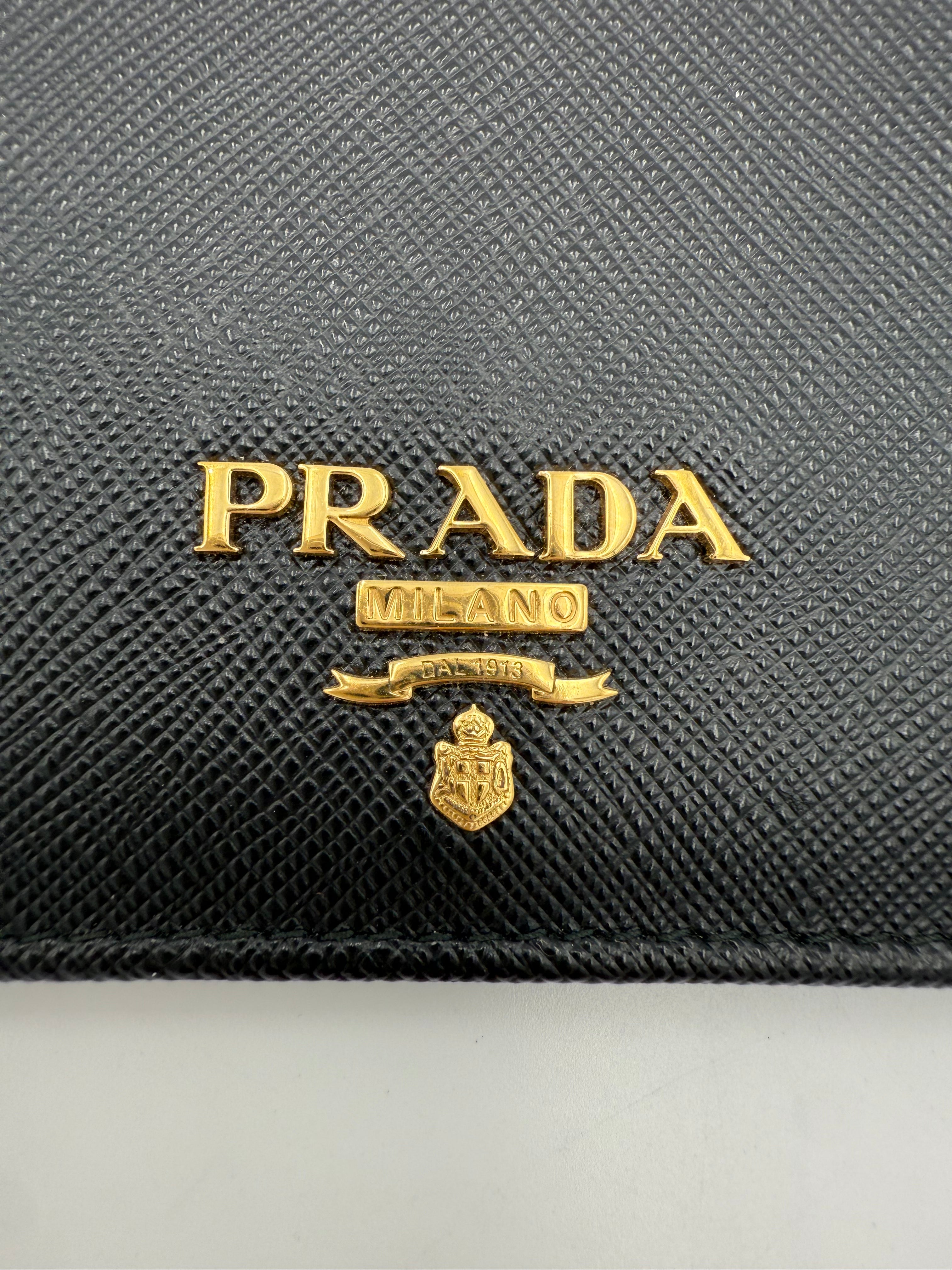 PRADA - Portafoglio compatto in Saffiano