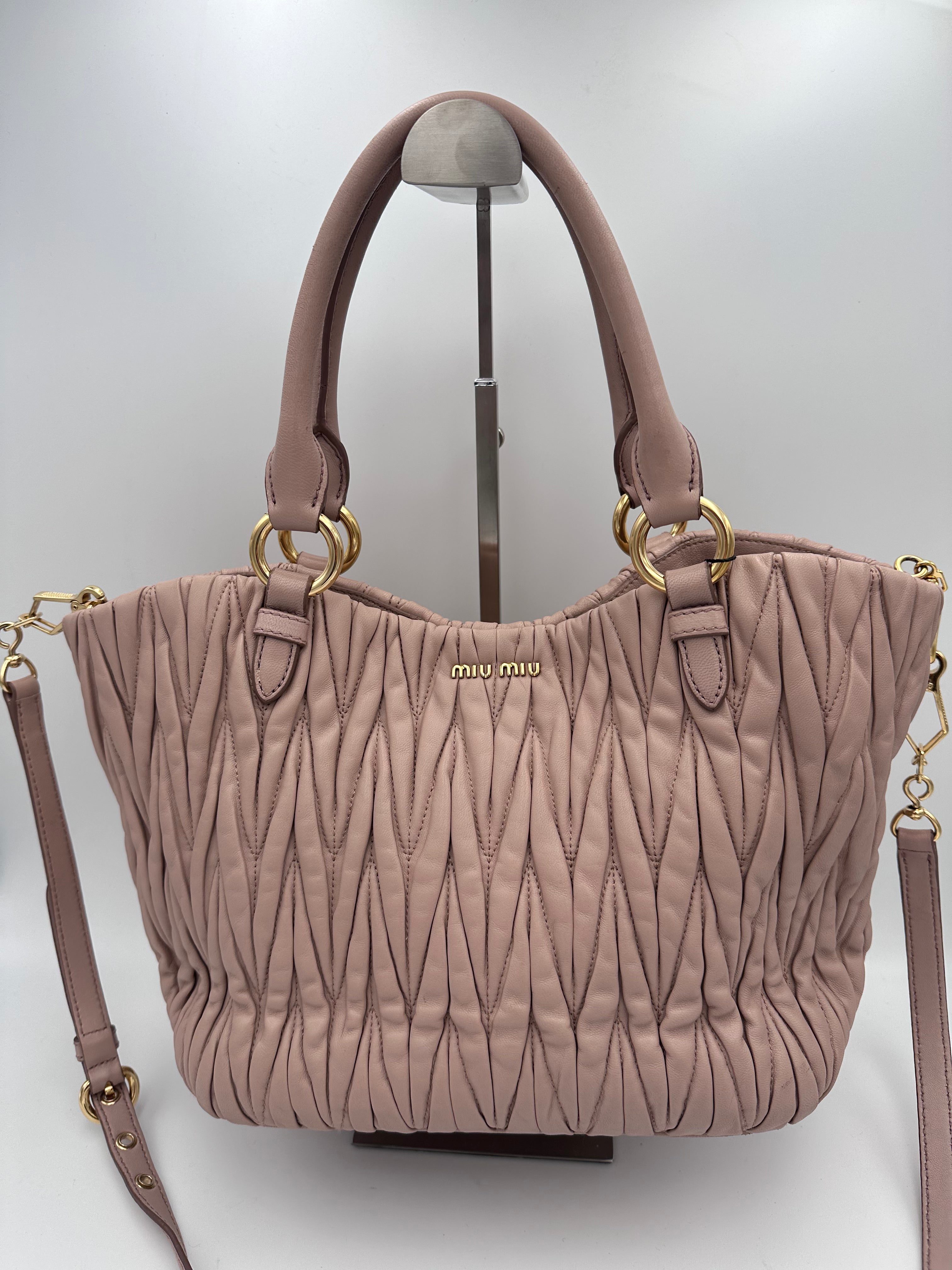 MIU MIU - Secchiello Tracolla in pelle matelasse rosa