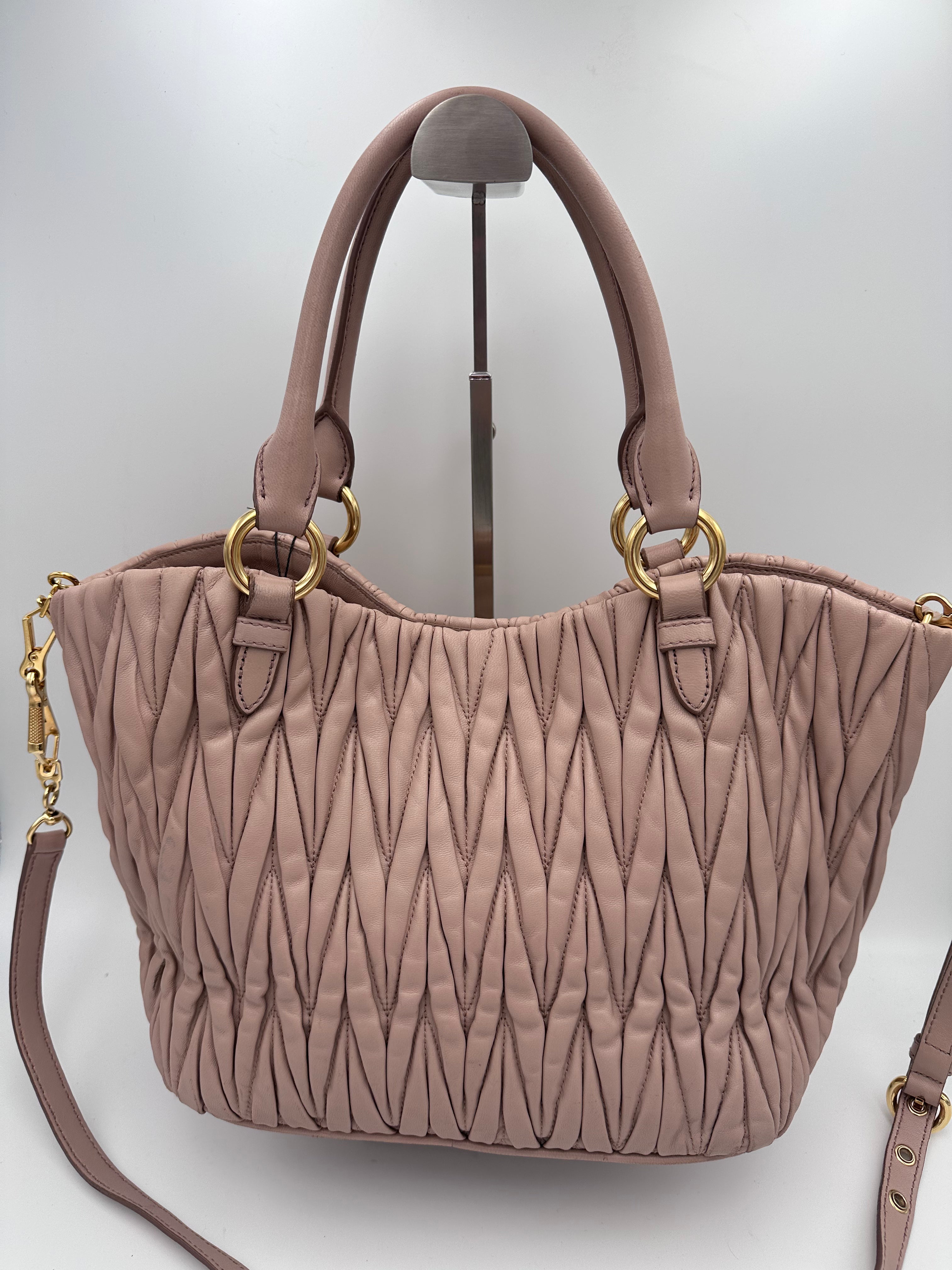 MIU MIU - Secchiello Tracolla in pelle matelasse rosa