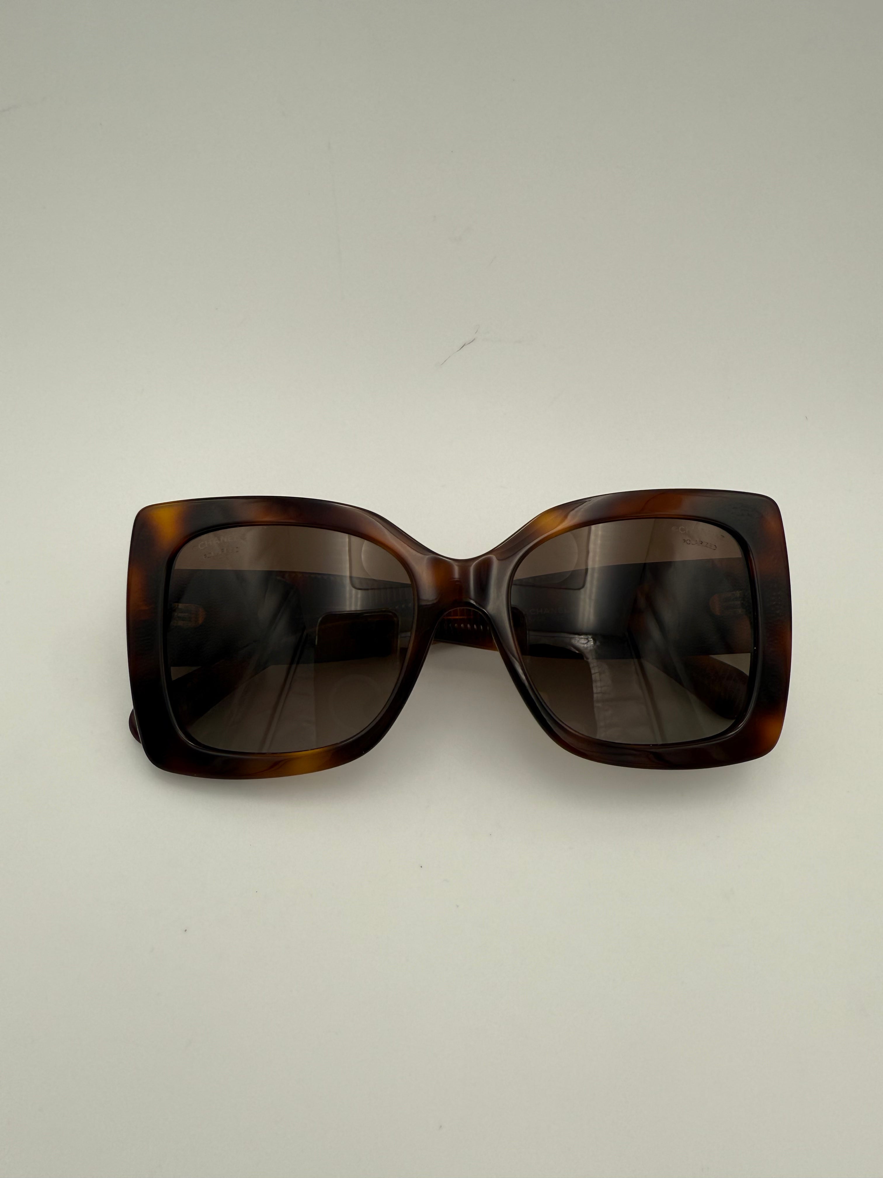 CHANEL - Occhiale da sole SQUARE logo CC Tartarugato