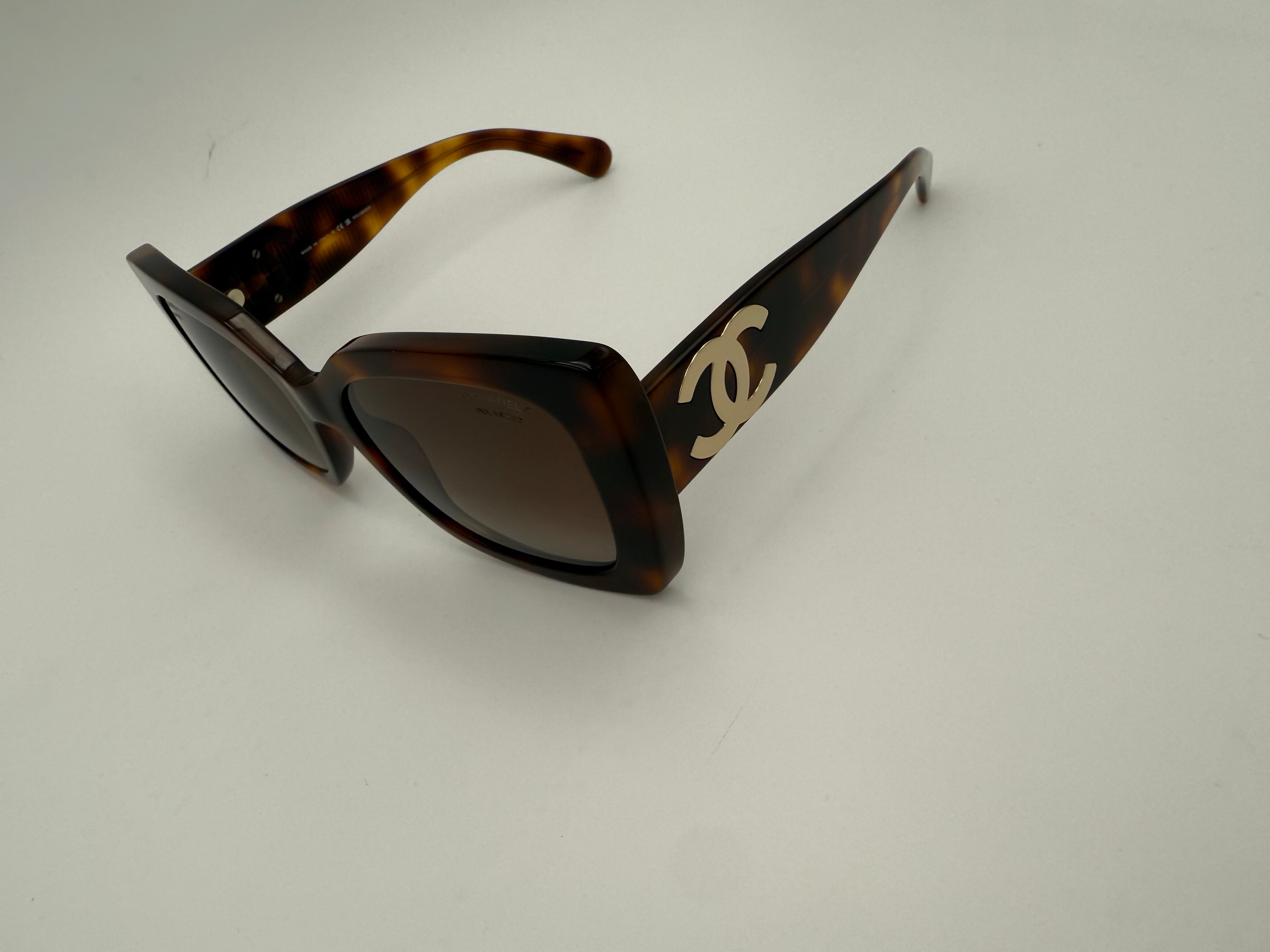 CHANEL - Occhiale da sole SQUARE logo CC Tartarugato
