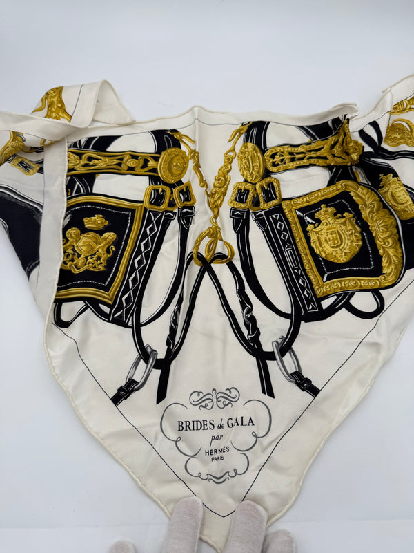 HERMES - White/Black/Yellow Triangle Scarf