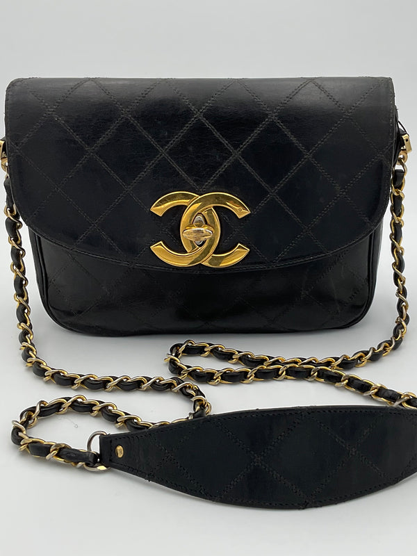 CHANEL - Shoulder bag with shoulder pad